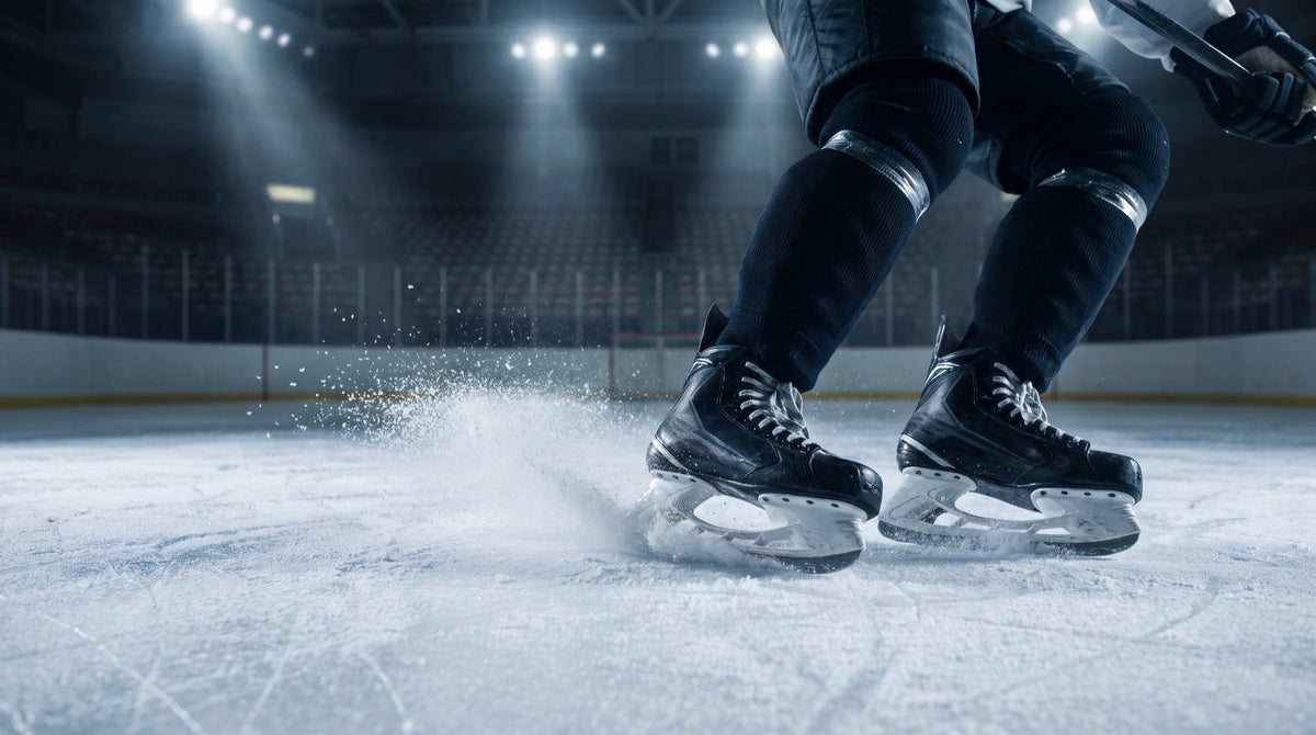 Eishockey-Schlittschuhe beim Bremsen auf frischem Eis