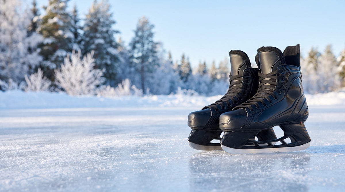 Eishockey-Schlittschuhe auf einem zugefrorenen See