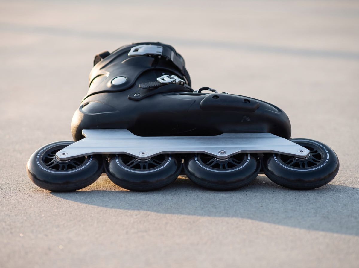 Fitness-Inline-Skate mit vier 100-mm-Rollen auf einem Radweg